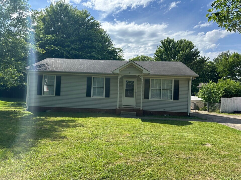 641 Artic Ave in Oak Grove, KY - Foto de edificio