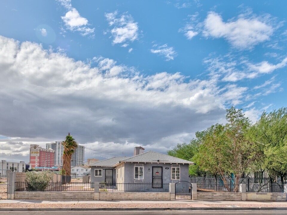 339 N 10th St in Las Vegas, NV - Building Photo