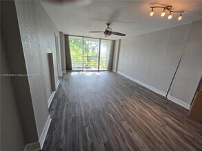 119 Royal Park Dr, Unit 4c in Oakland Park, FL - Building Photo - Building Photo