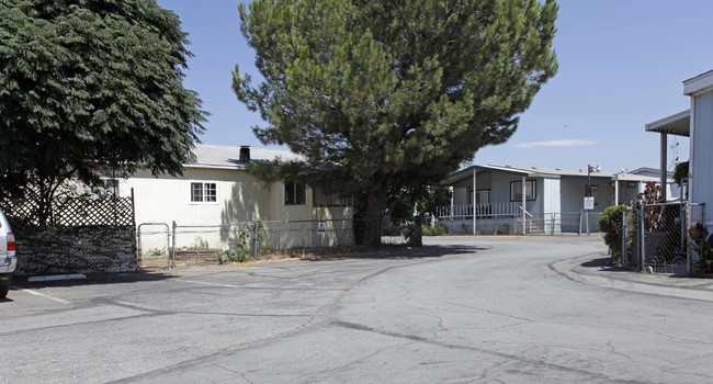 Sierra Vista Estates in Fontana, CA - Foto de edificio - Building Photo