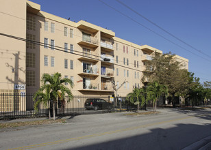 Lancaster in Hialeah, FL - Foto de edificio - Building Photo