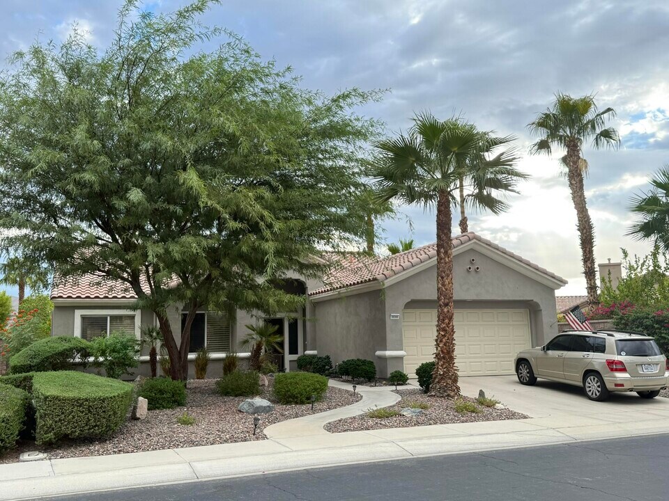 36582 Crown St in Palm Desert, CA - Building Photo
