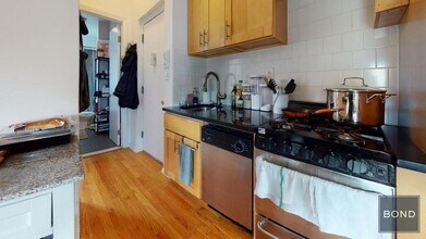 22 King St in New York, NY - Building Photo - Building Photo