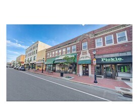 203 Ash St, Unit 1 in Waltham, MA - Building Photo