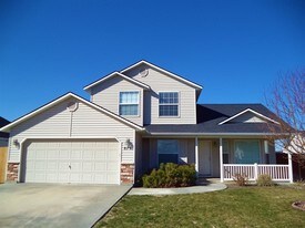 879 S New Summer Ave in Kuna, ID - Building Photo