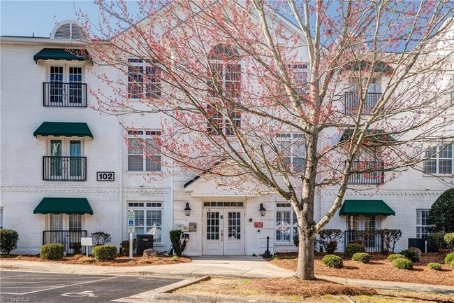 102 Sunset Cir, Unit 103 in Greensboro, NC - Building Photo - Building Photo