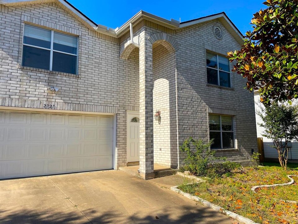 2727 High Point Dr in Round Rock, TX - Building Photo