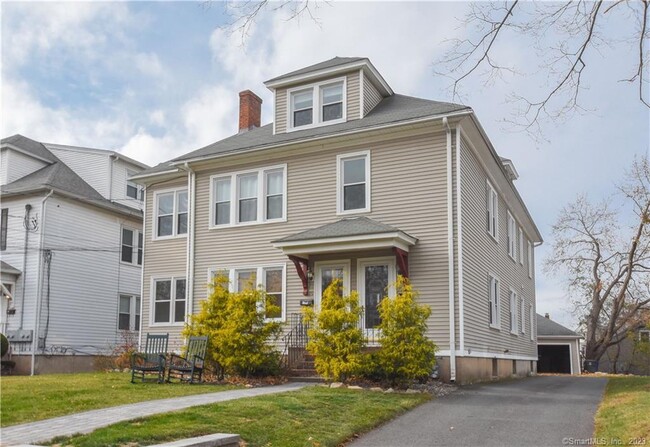 77 Maplewood Ave in West Hartford, CT - Building Photo - Building Photo