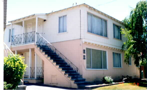 221 Paramount Dr in Millbrae, CA - Building Photo