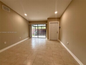 2550 N Nob Hill Rd in Sunrise, FL - Building Photo - Building Photo