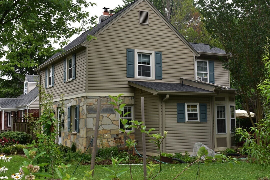 2761 Summerfield Rd in Falls Church, VA - Building Photo