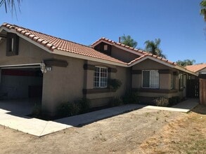2206 Glimmer Way in Perris, CA - Building Photo - Building Photo