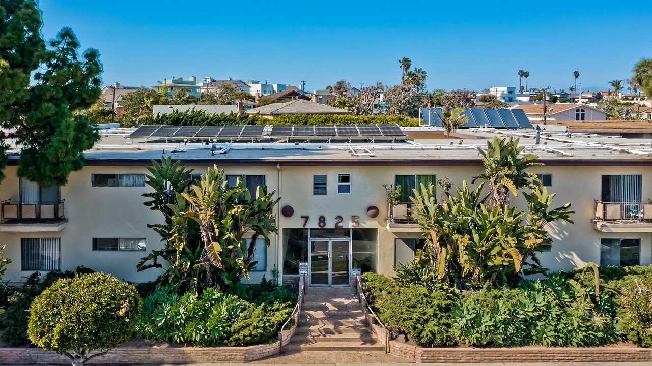 Manchester in Playa Del Rey, CA - Building Photo