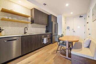 48 East Ave in Austin, TX - Foto de edificio - Building Photo