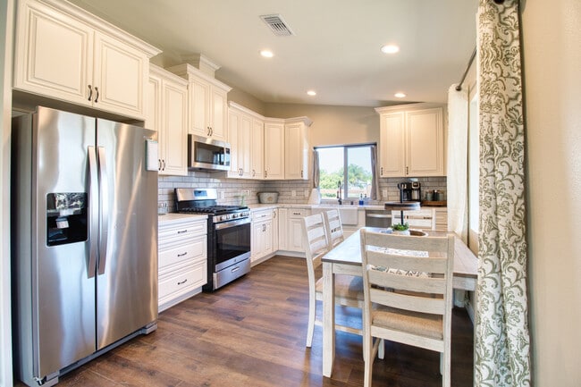 15671 Ridgeway Ave in Riverside, CA - Building Photo - Building Photo