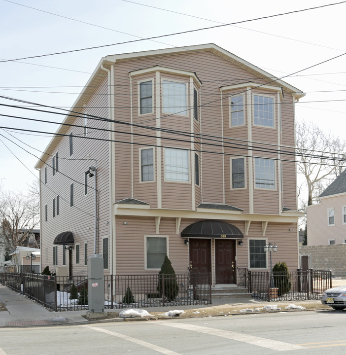 599 Monroe Ave in Elizabeth, NJ - Building Photo