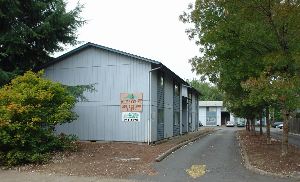 Miles Court Apartments in Springfield, OR - Foto de edificio