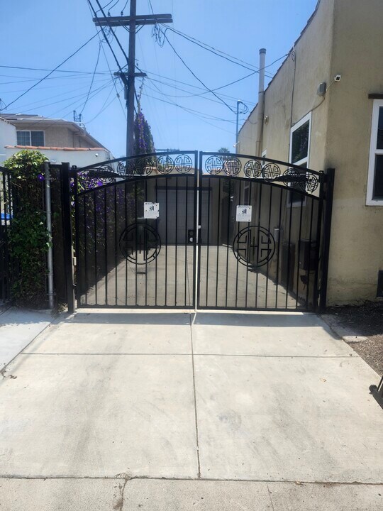 7216 Waring Ave in Los Angeles, CA - Foto de edificio