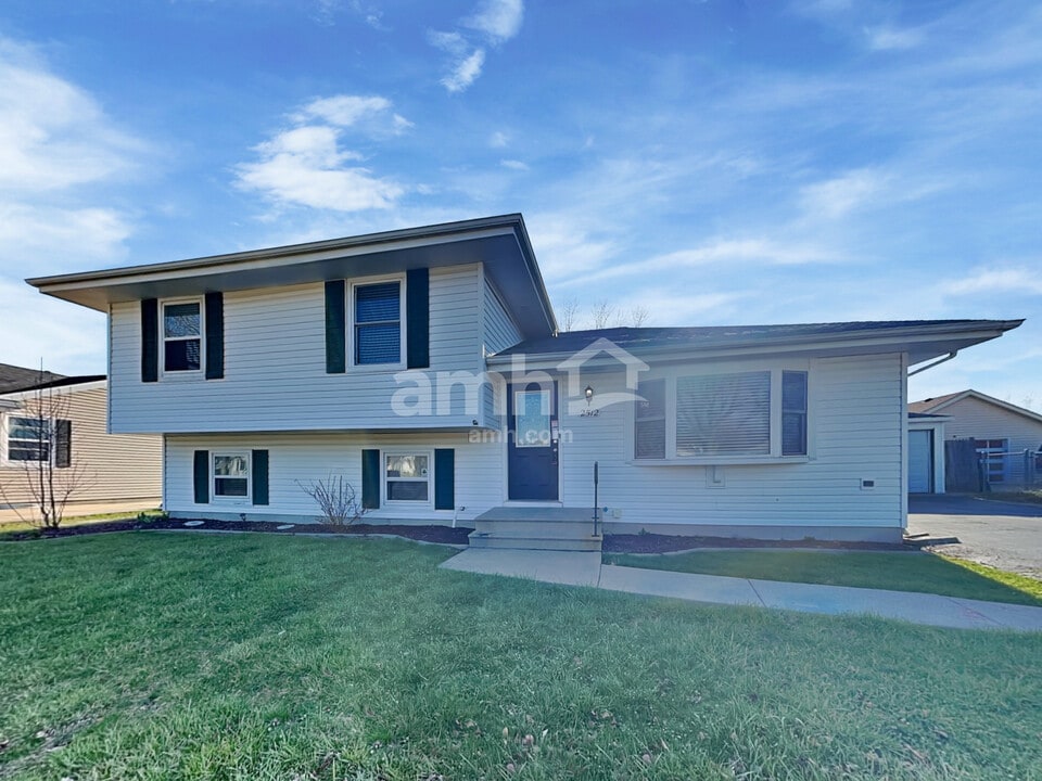 2512 Labrecque Dr in Plainfield, IL - Foto de edificio
