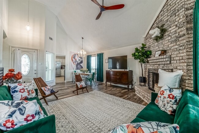 718 Regency Ct in Friendswood, TX - Building Photo - Building Photo