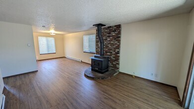 1162 NE 17th Ave in Hillsboro, OR - Building Photo - Building Photo