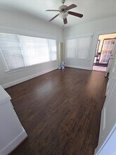 65 Roswell Ave. in Long Beach, CA - Foto de edificio - Interior Photo