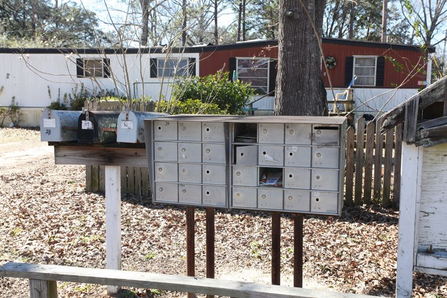 Morris Mobile Home Park in Semmes, AL - Foto de edificio - Building Photo