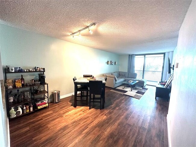 118 Lake Emerald Dr in Oakland Park, FL - Building Photo - Building Photo