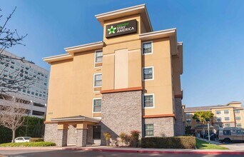 Furnished Studio-Orange County - John Wayn in Newport Beach, CA - Foto de edificio - Building Photo