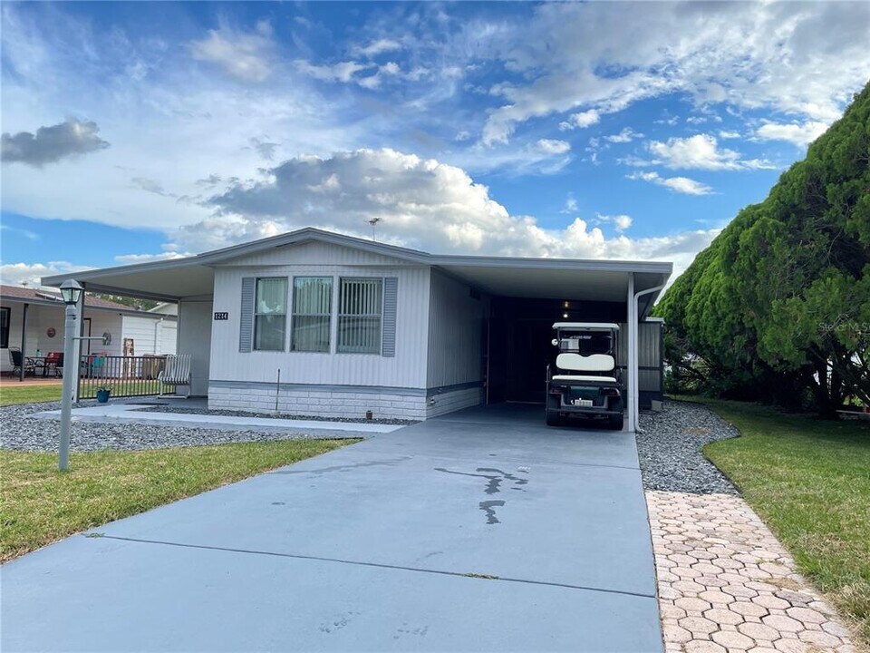 1214 Dustin Dr in Lady Lake, FL - Building Photo