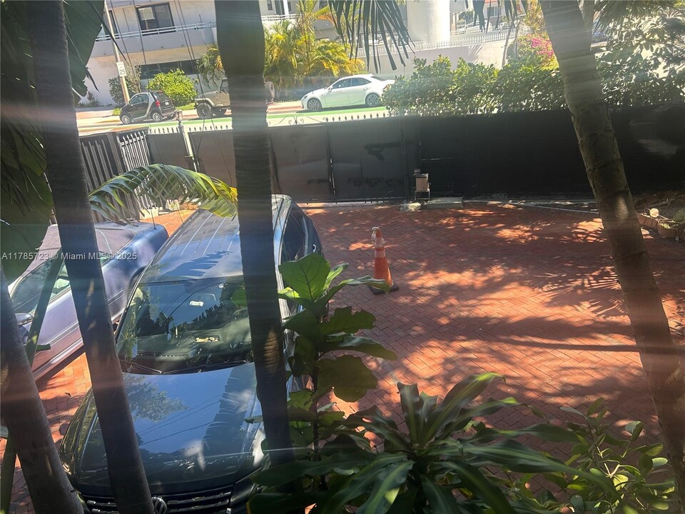 8200 Byron Ave in Miami Beach, FL - Foto de edificio