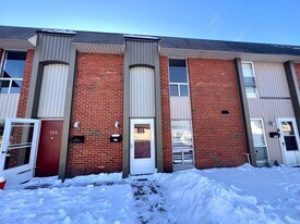 524 College Park Dr in Carnot-Moon, PA - Building Photo