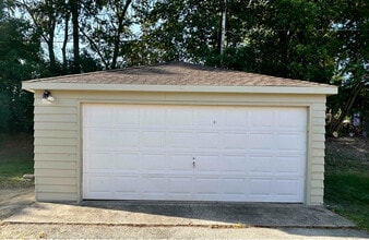 1121 Summit Ave in Waukesha, WI - Building Photo - Building Photo