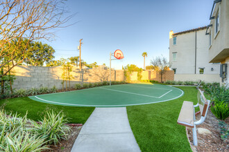 Green Garden Apartments in Garden Grove, CA - Foto de edificio - Building Photo