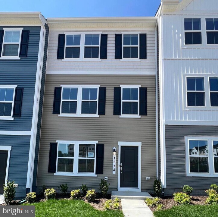 1234 Cedar Vly Rd in Ranson, WV - Building Photo