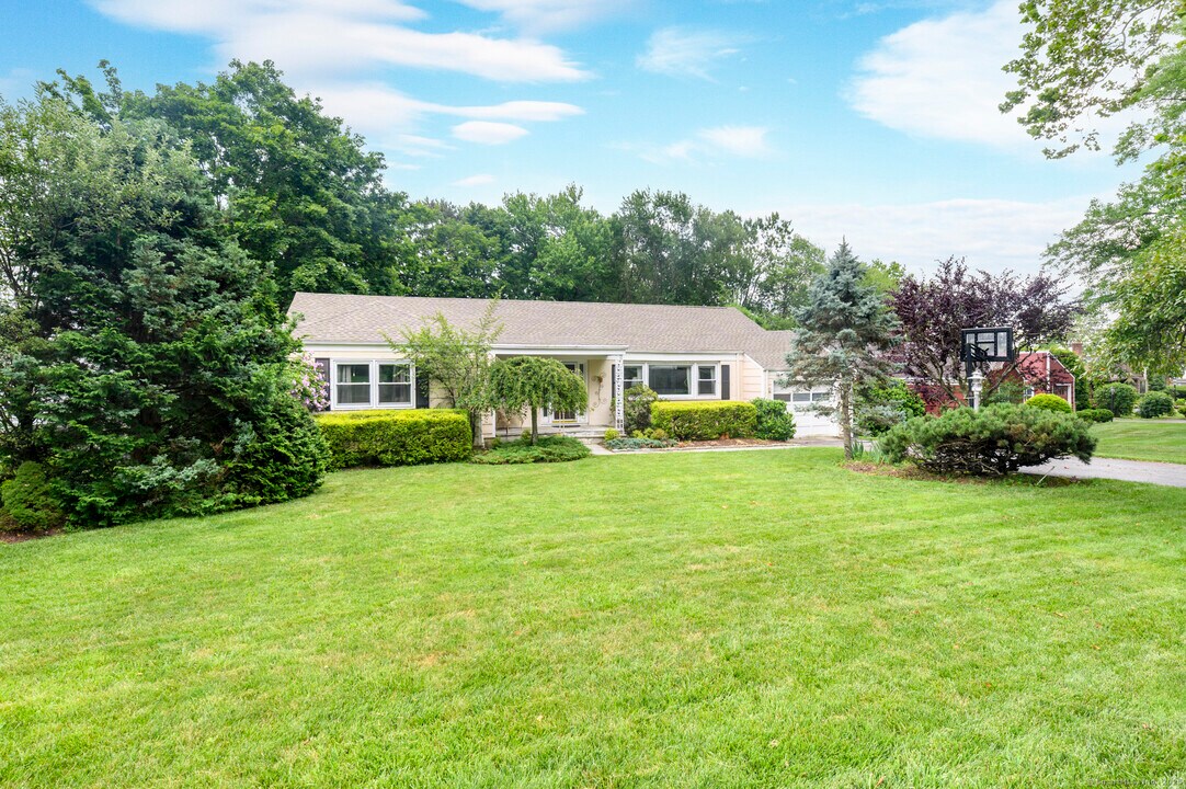 74 Boxwood Dr in Stamford, CT - Building Photo