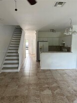 4513 Woodland Cir in Tamarac, FL - Building Photo
