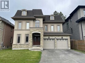110 A Bond Crescent in Richmond Hill, ON - Building Photo