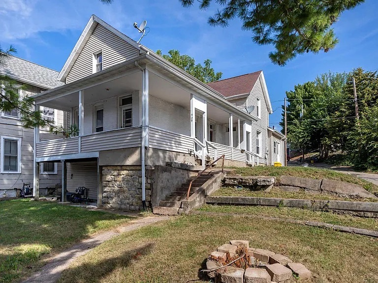 909 W 5th St in Dubuque, IA - Building Photo