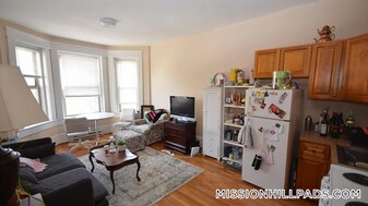 881 Huntington Ave, Unit 5 in Boston, MA - Building Photo
