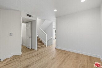 18730 Hatteras St in Los Angeles, CA - Building Photo - Building Photo