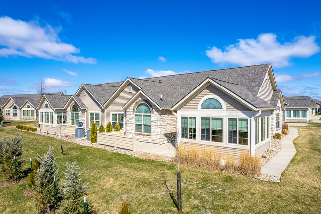 Glenstone Village in Grimes, IA - Foto de edificio - Building Photo