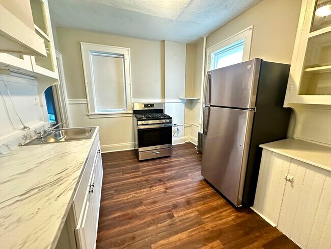 577 Pleasant St in Holyoke, MA - Building Photo - Building Photo