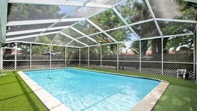 1750 NE 144th St in Miami, FL - Foto de edificio - Building Photo