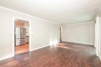 1090 Longshore Dr in Decatur, GA - Building Photo - Building Photo