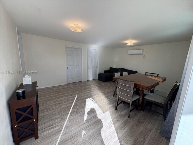 370 NW 188th St in Miami, FL - Building Photo - Building Photo