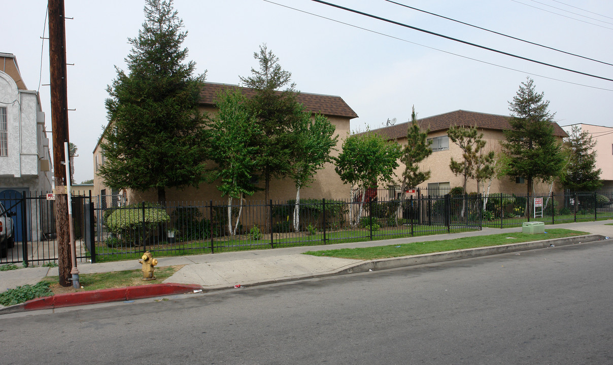 8605-8609 Cedros Ave in Panorama City, CA - Building Photo