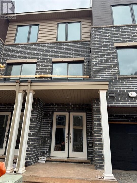 8 Dryden Ln in Hamilton, ON - Building Photo