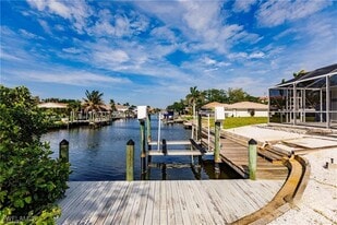 204 5th St in Bonita Springs, FL - Building Photo