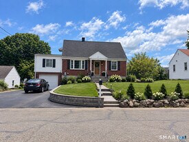 46 Rosemary Dr in Bridgeport, CT - Building Photo